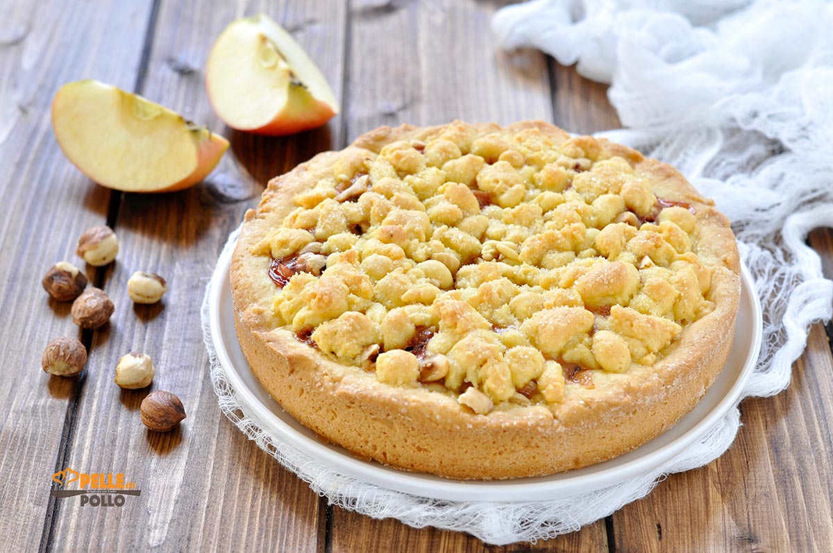 Torta sbriciolata alle mele con marmellata e nocciole