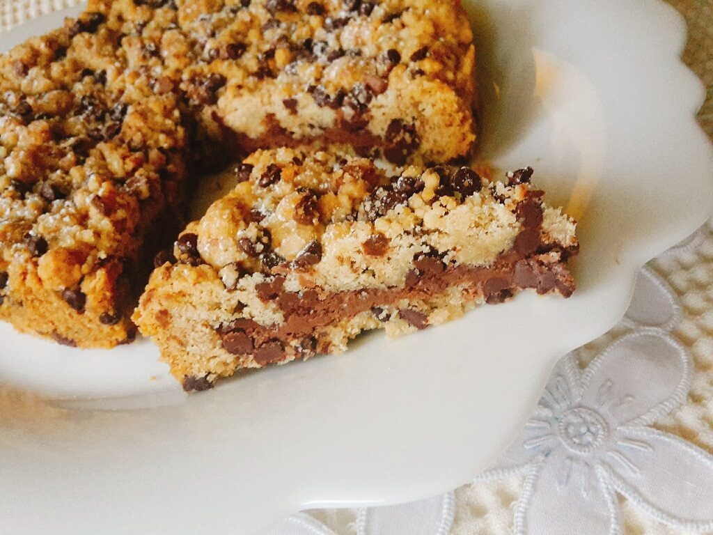 Torta sbriciolata con crema di nocciole