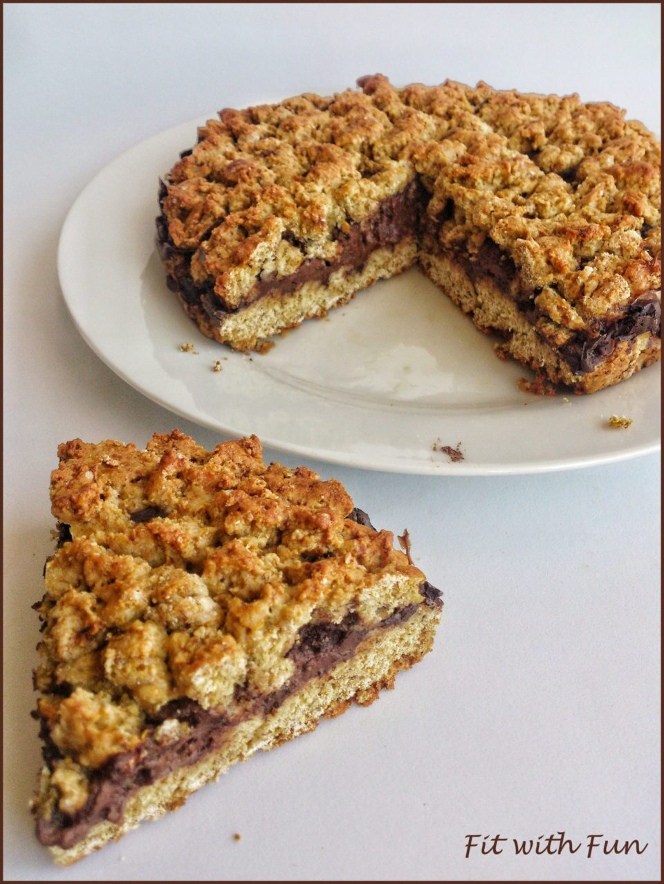 Torta sbriciolata fit proteica con crema al formaggio e cioccolato