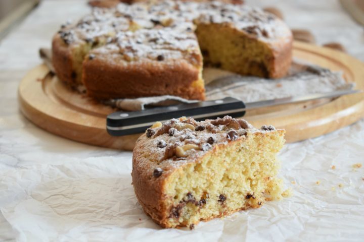 Torta semi integrale alla ricotta, noci e gocce di cioccolato fondente