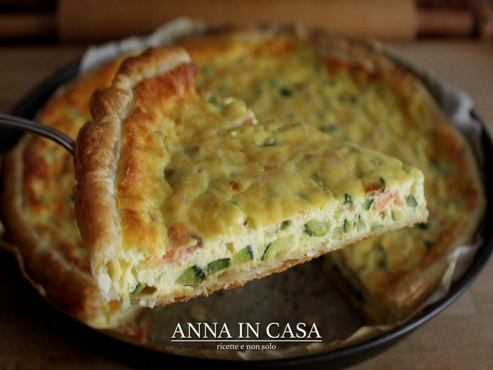 Torta sfoglia con salmone e zucchine
