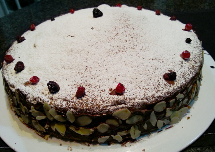 Torta soffice ai frutti di bosco e cioccolato