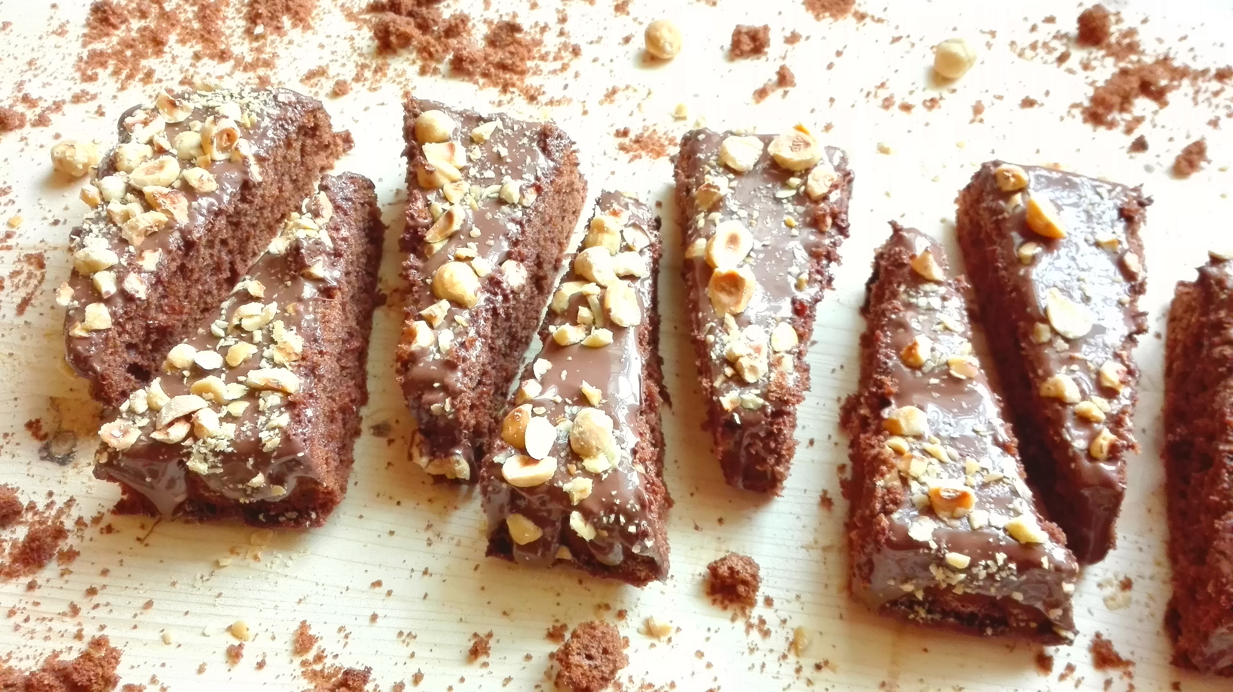 Torta soffice al cacao con copertura alle nocciole
