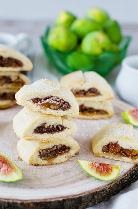 Torta soffice all’acqua con cacao pere e mandorle – senza lattosio