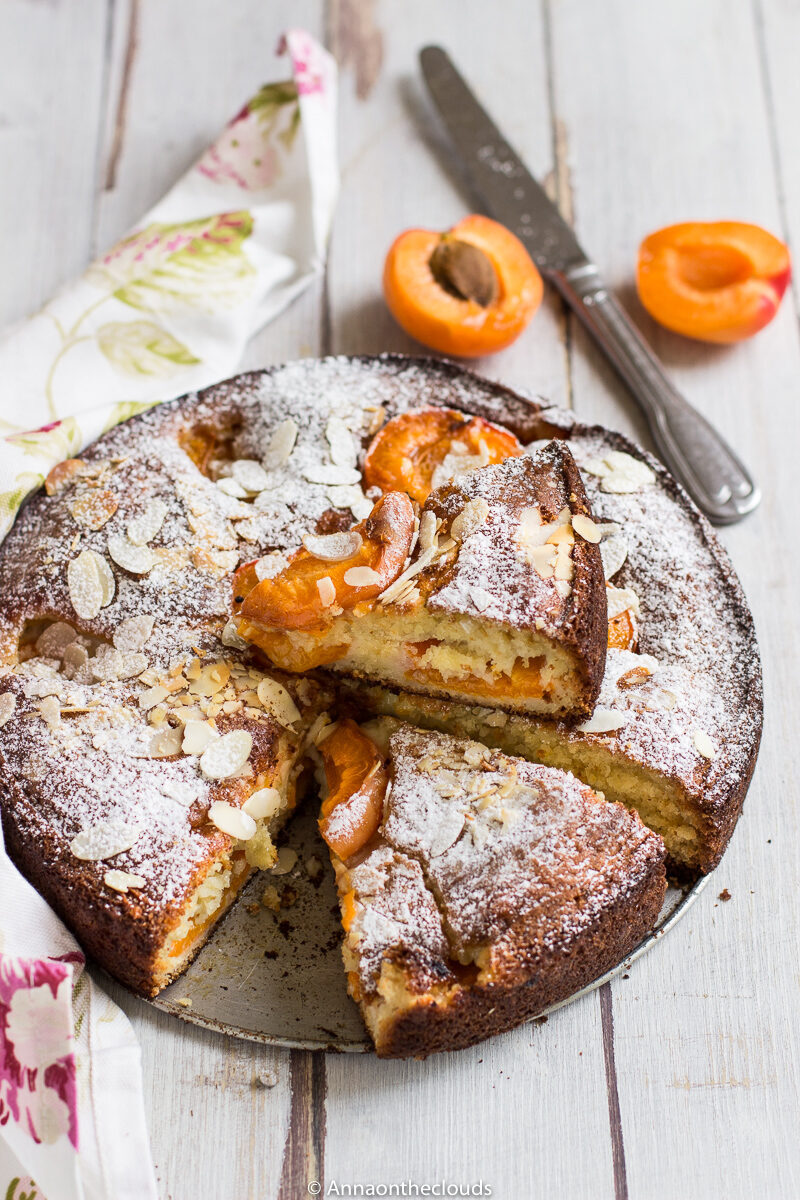 Torta soffice alle albicocche, yogurt e mandorle (senza burro)