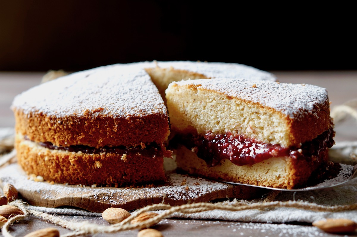 Torta soffice alle mandorle e marmellata