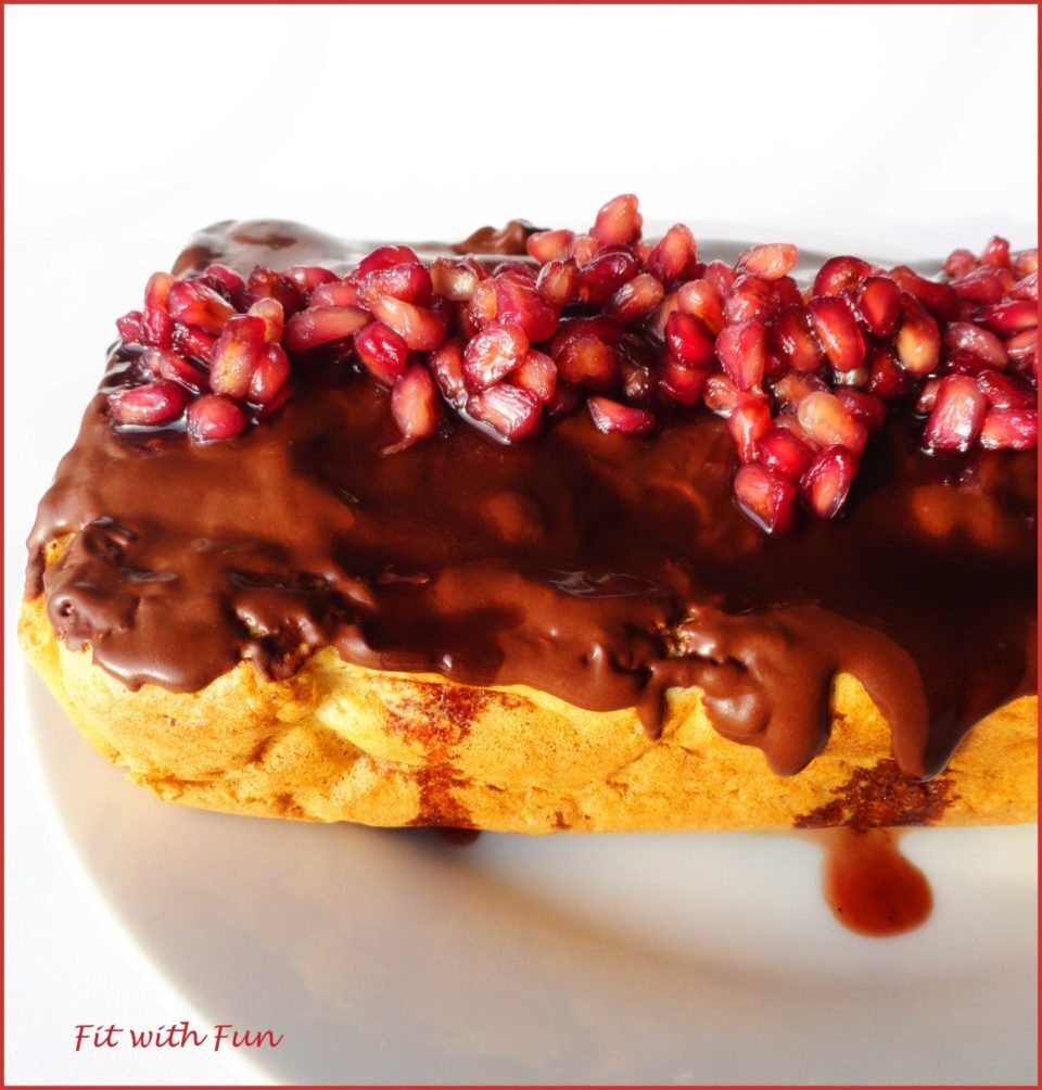 Torta soffice allo zenzero e melograno ricoperta di cioccolato