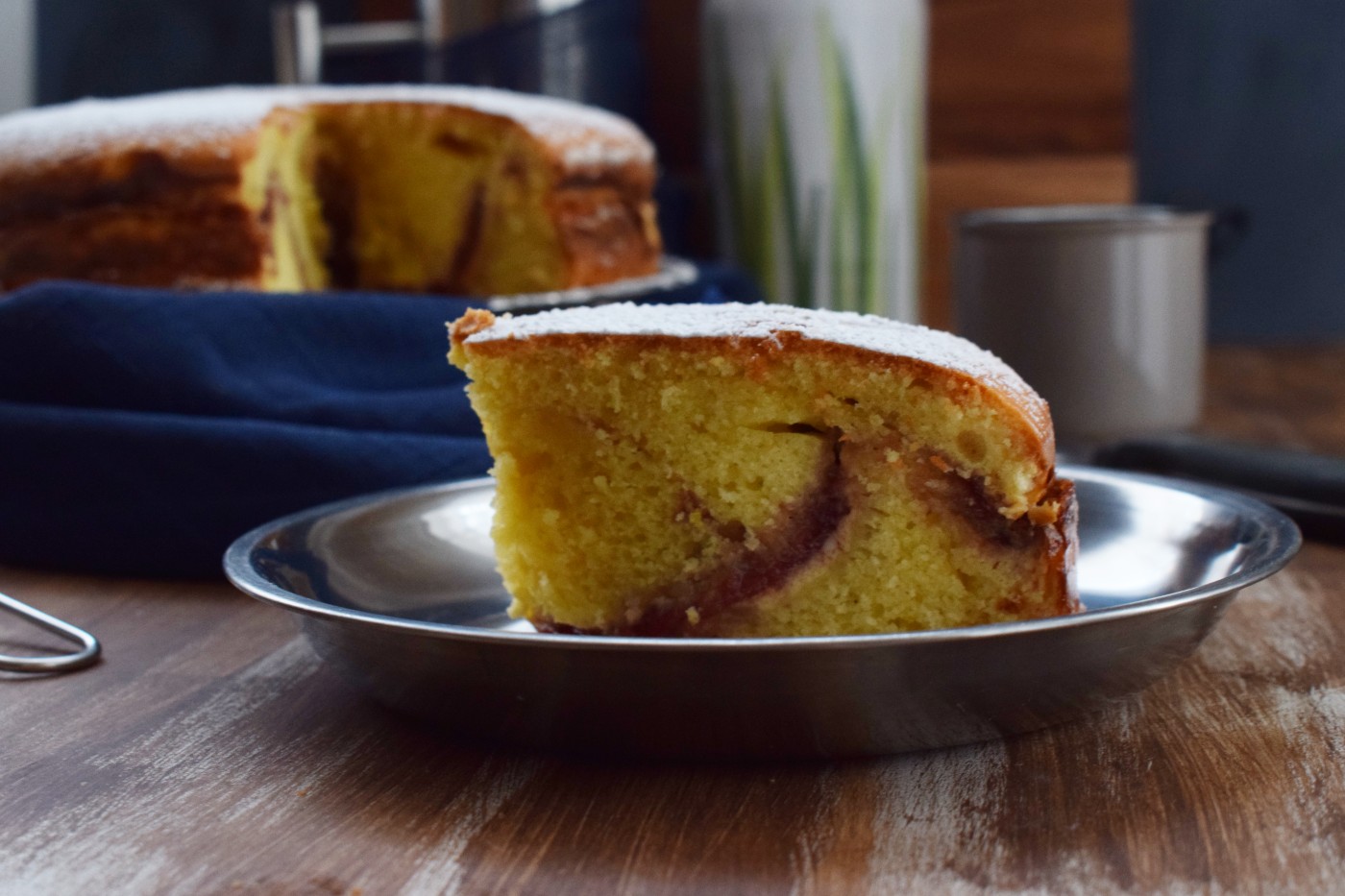 Torta soffice con crema alla ricotta e confettura di fragole