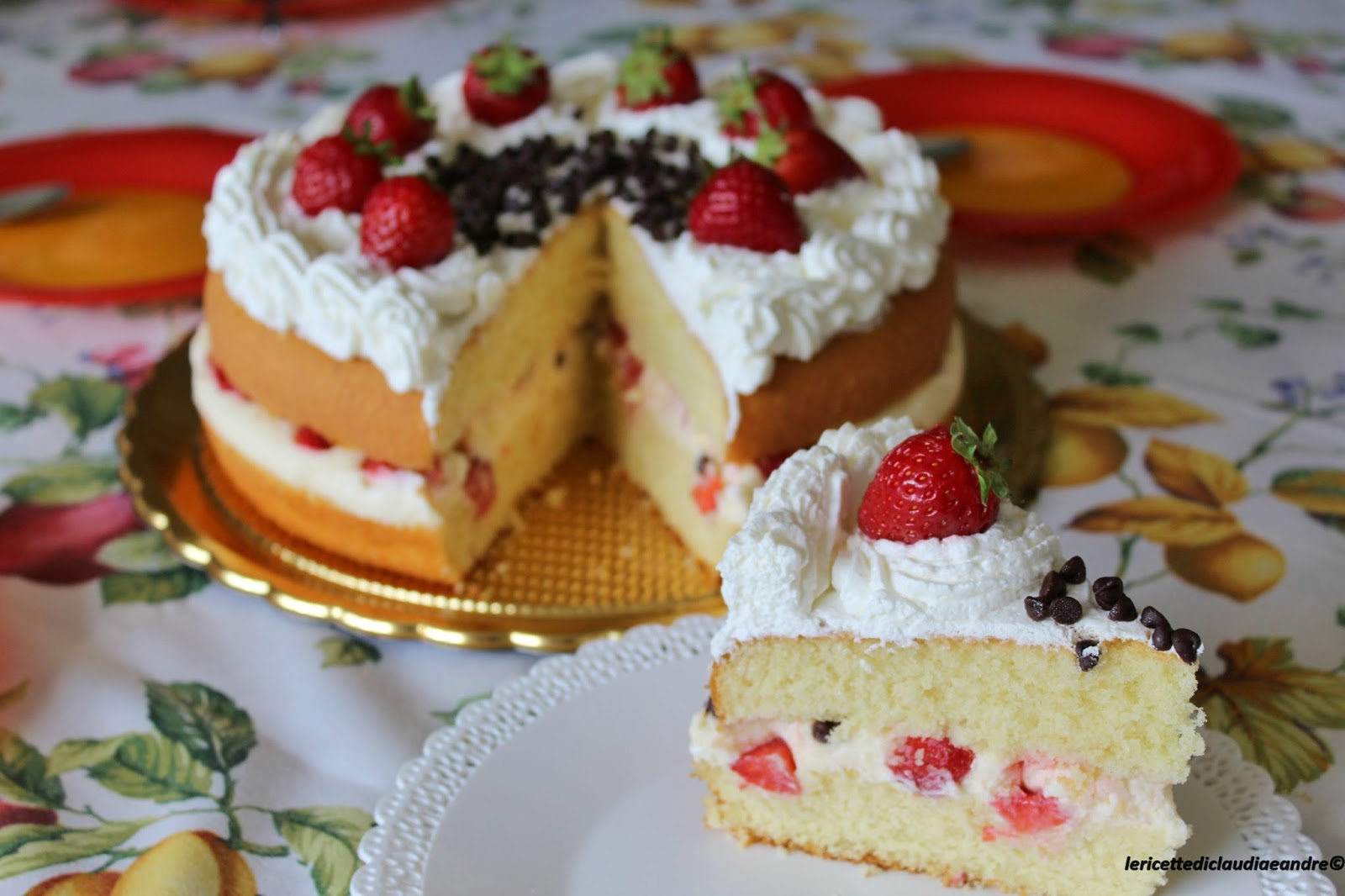 Torta soffice con crema chantilly, fragole e gocce di cioccolato
