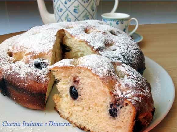 Torta soffice con crema e amarene