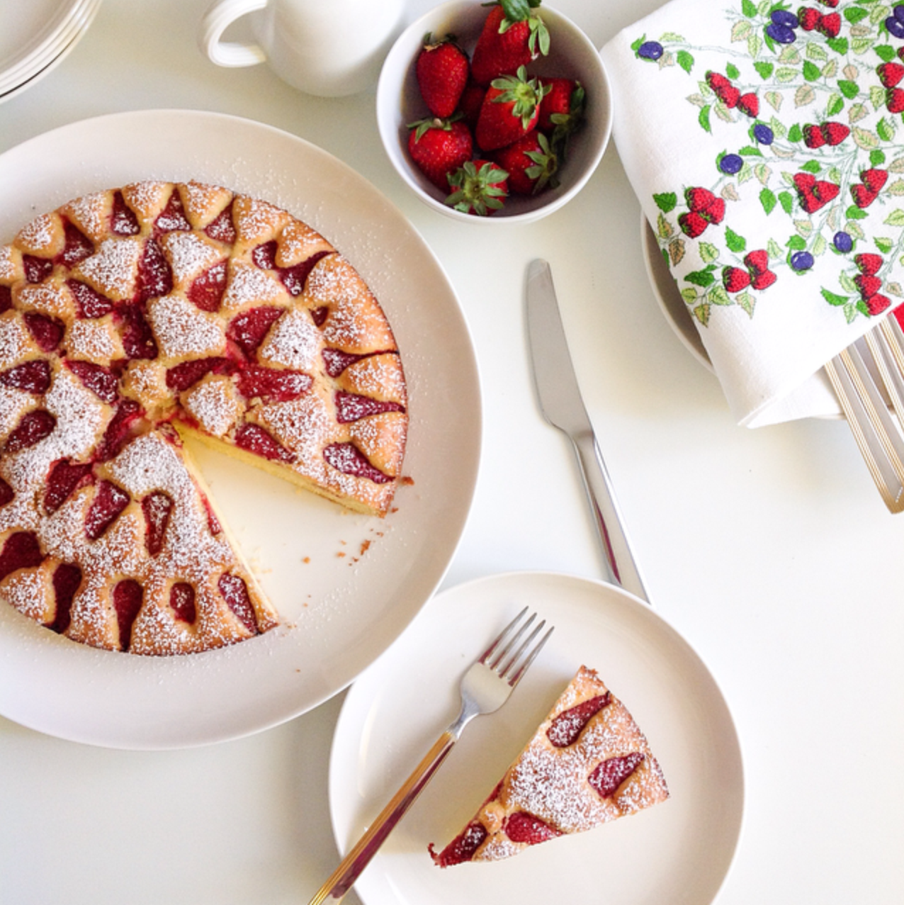 Torta soffice con fragole e mandorle