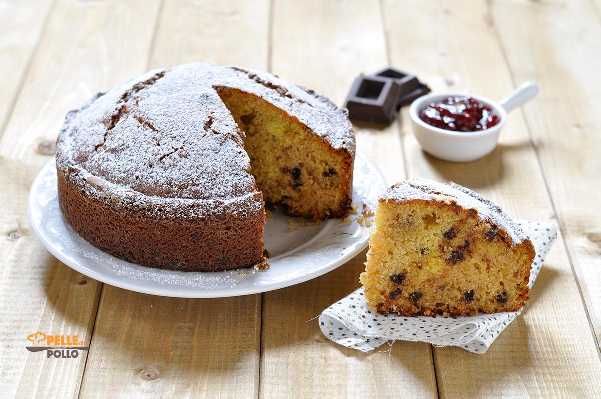Torta soffice con marmellata e gocce di cioccolato