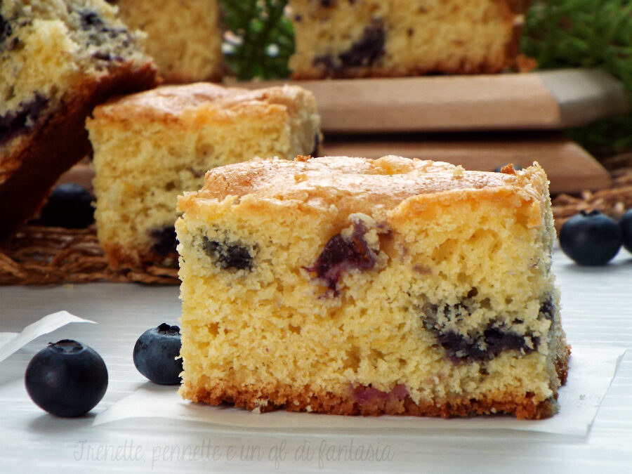 Torta soffice con mirtilli e panna