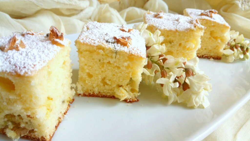 Torta soffice con ricotta cioccolato bianco e fiori d’acacia