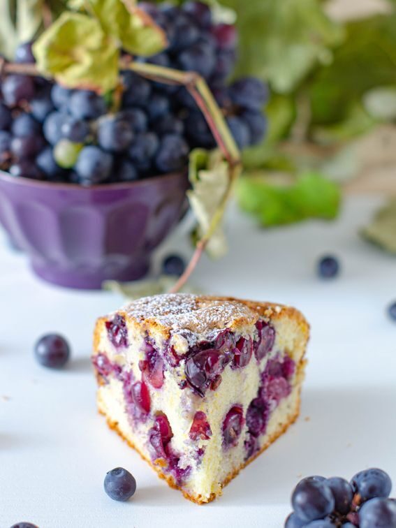 Torta soffice con uva fragola senza lattosio