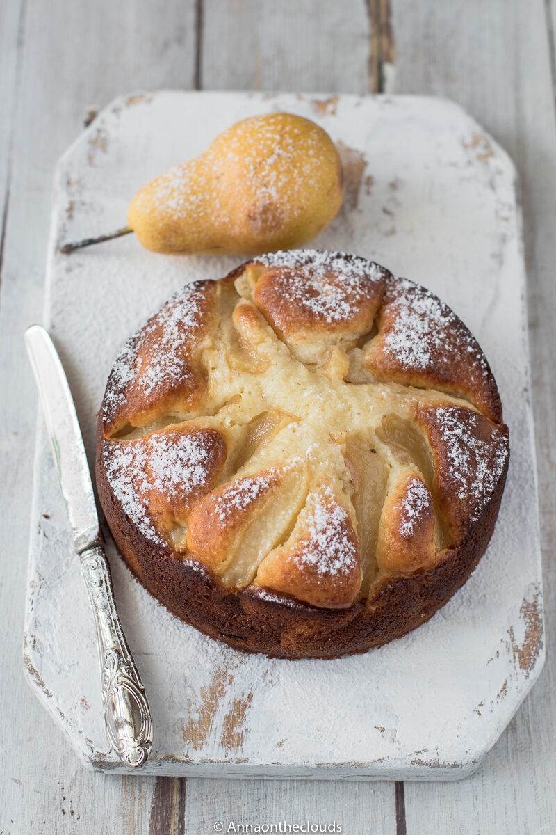 Torta soffice di pere e yogurt senza burro