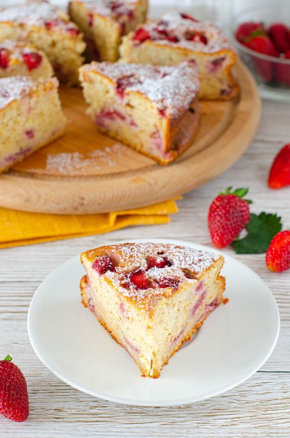 Torta soffice semi integrale con ricotta e fragole senza lattosio