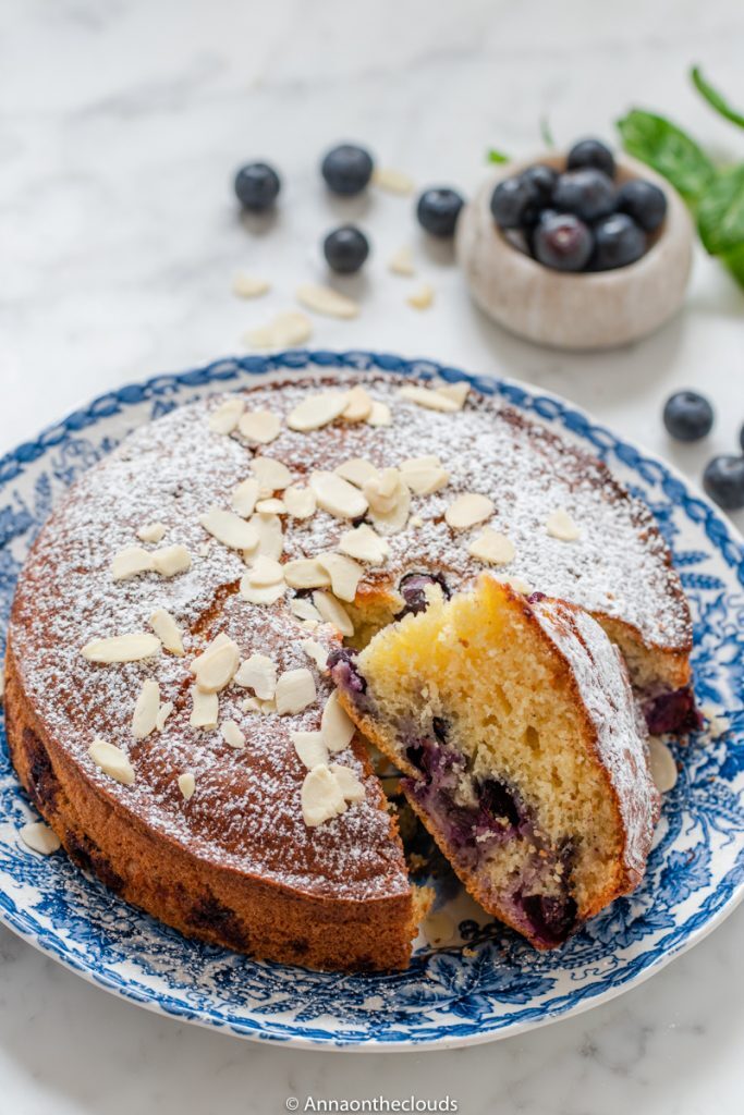 Torta soffice yogurt e mirtilli: senza burro e zucchero
