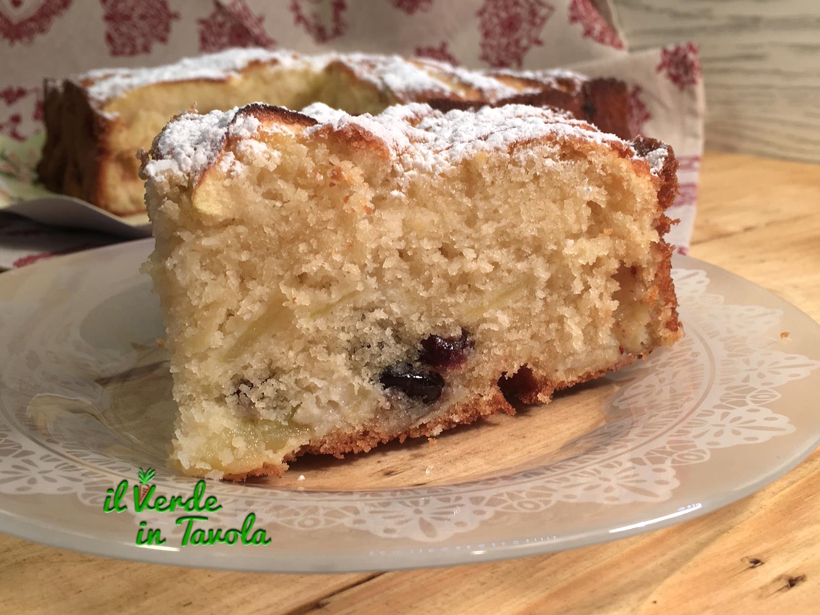 Torta sofficissima con mele e mirtilli rossi
