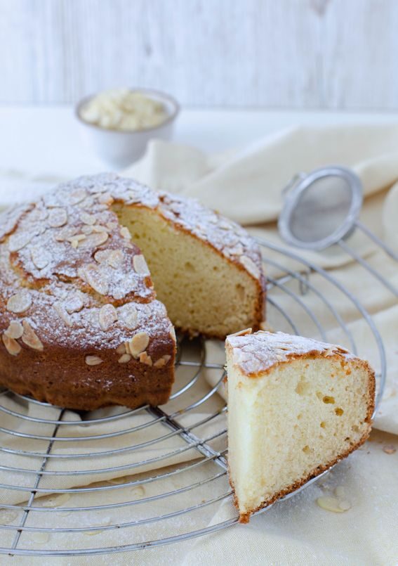 Torta sofficissima di ricotta e mandorle senza lattosio