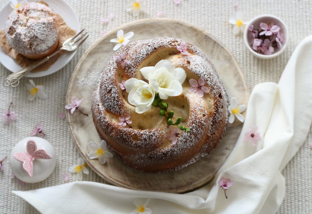 Torta solo albumi al sedano e pompelmo rosa