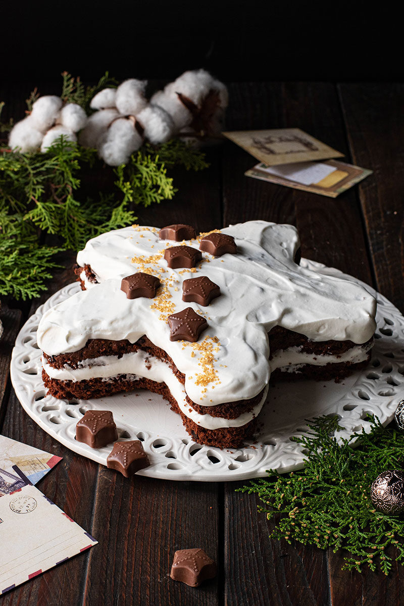 Torta stella di natale con nocciole e amaretti