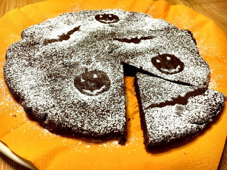 Torta tenerina con variante per Halloween con stencil