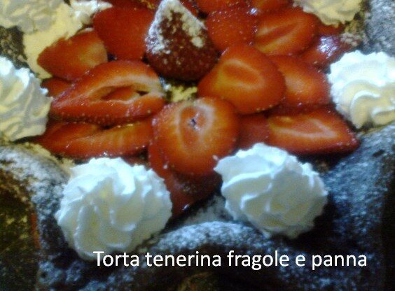 Torta tenerina fragole e panna