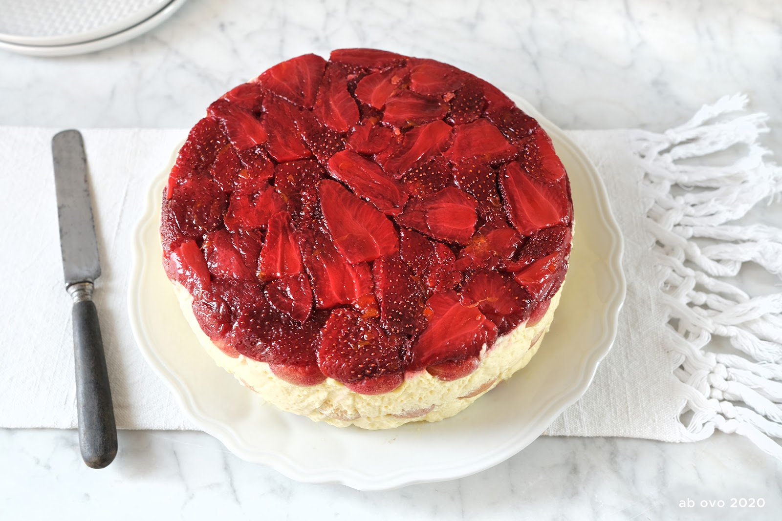 Torta tiramisù alle fragole caramellate
