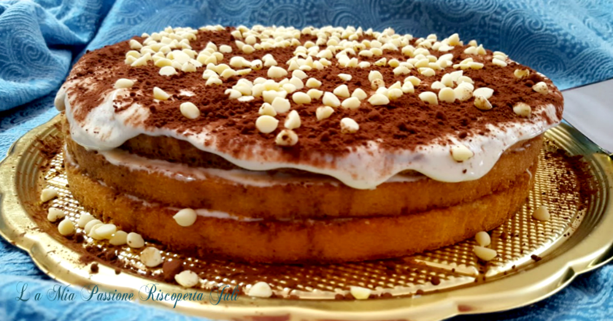 Torta tiramisu e gocce di cioccolato bianco