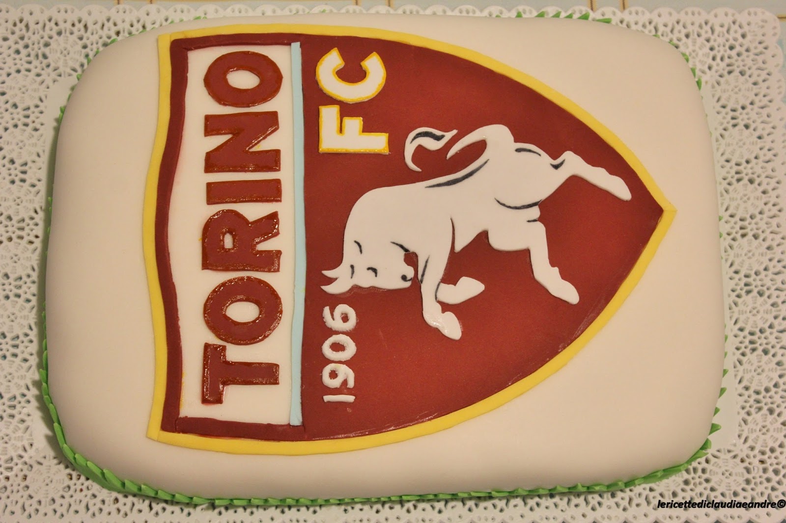 Torta Toro Torino in pasta di zucchero con la base al cacao e farcia alla crema