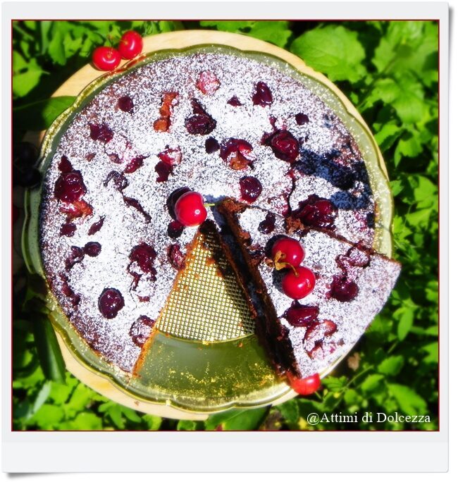 Torta umida al cioccolato e ciliegie
