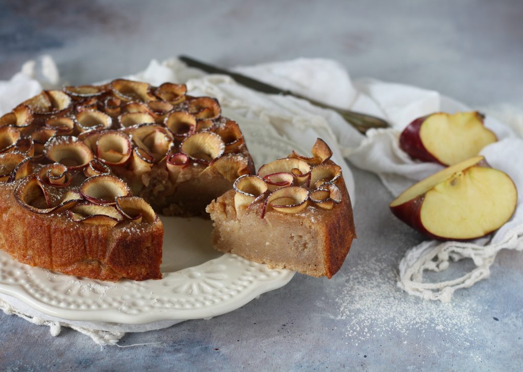 Torta vegan al farro con banane frullate e mele