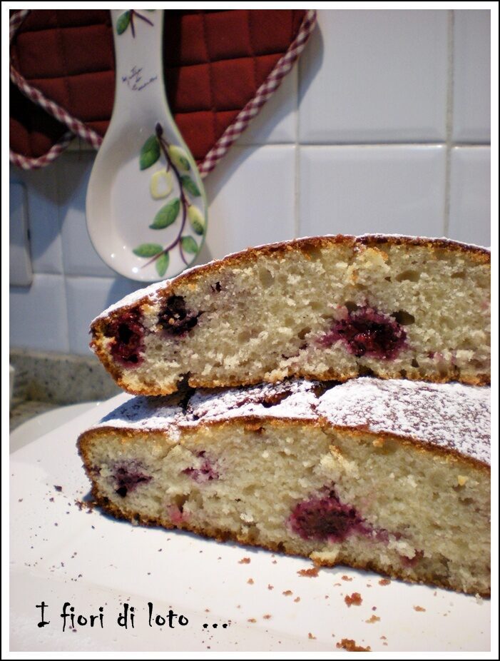 Torta vegan con yogurt e frutti di bosco