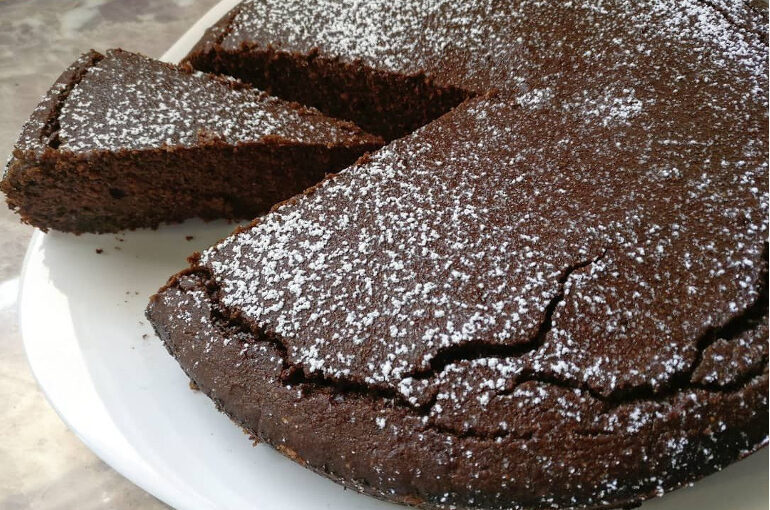 Torta vegan di grano saraceno con cacao e cannella