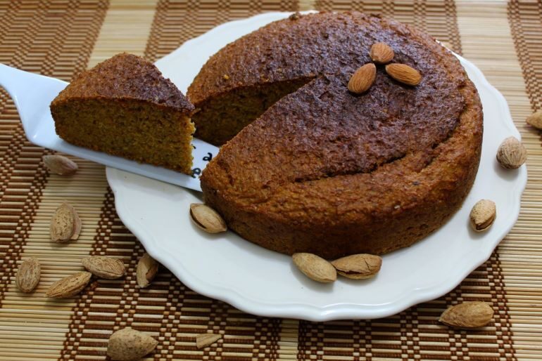 Torta vegan semi integrale con mandorle e carote