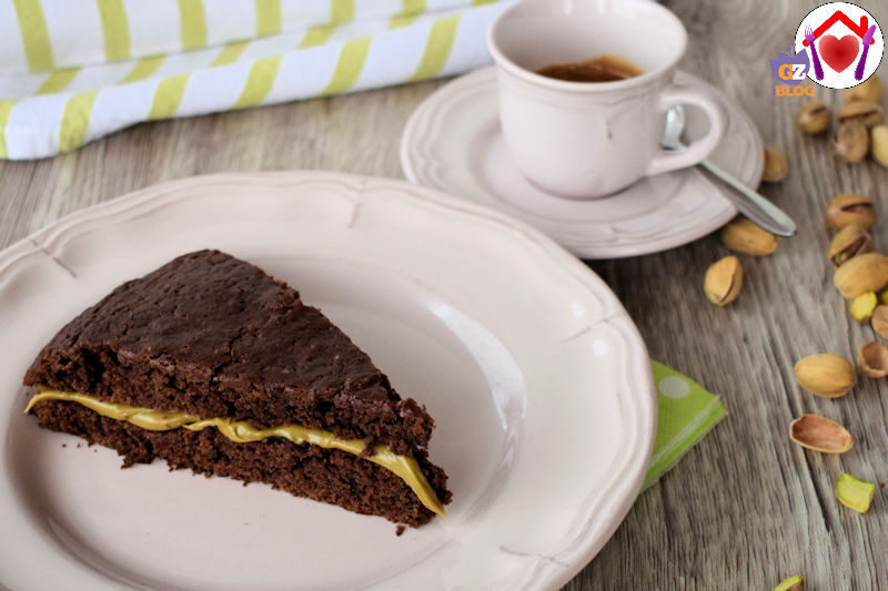 Torta vegana al cacao con crema di pistacchio