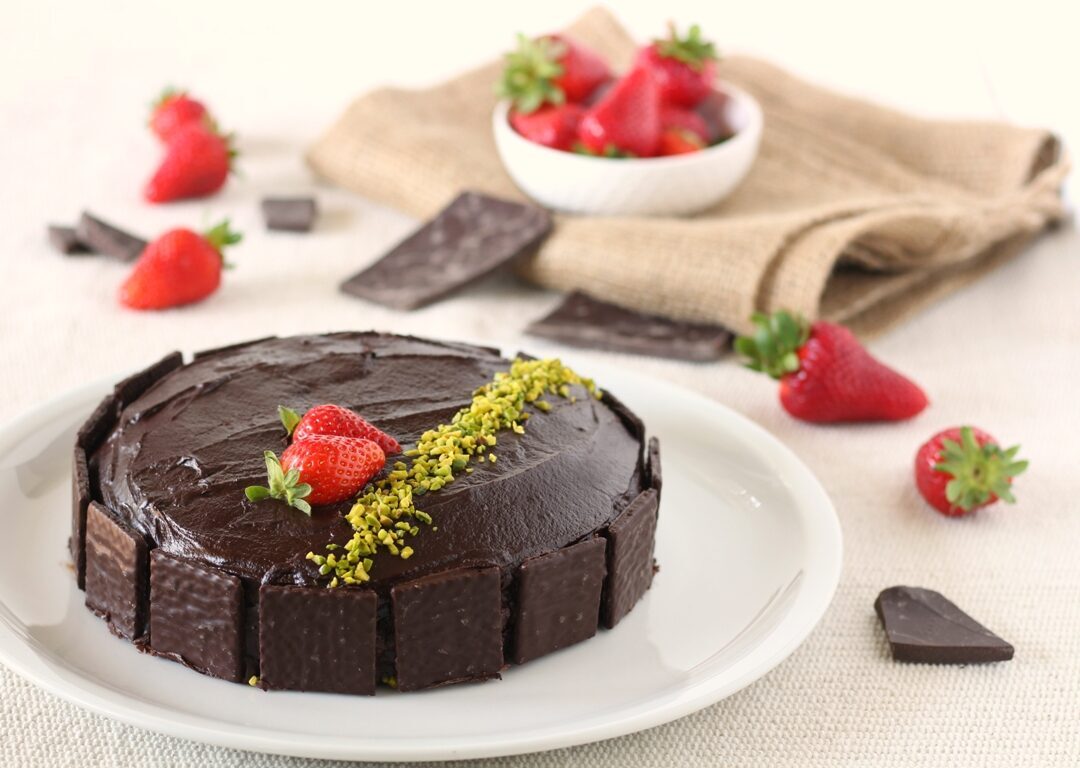 Torta vegana al cioccolato fondente ripiena