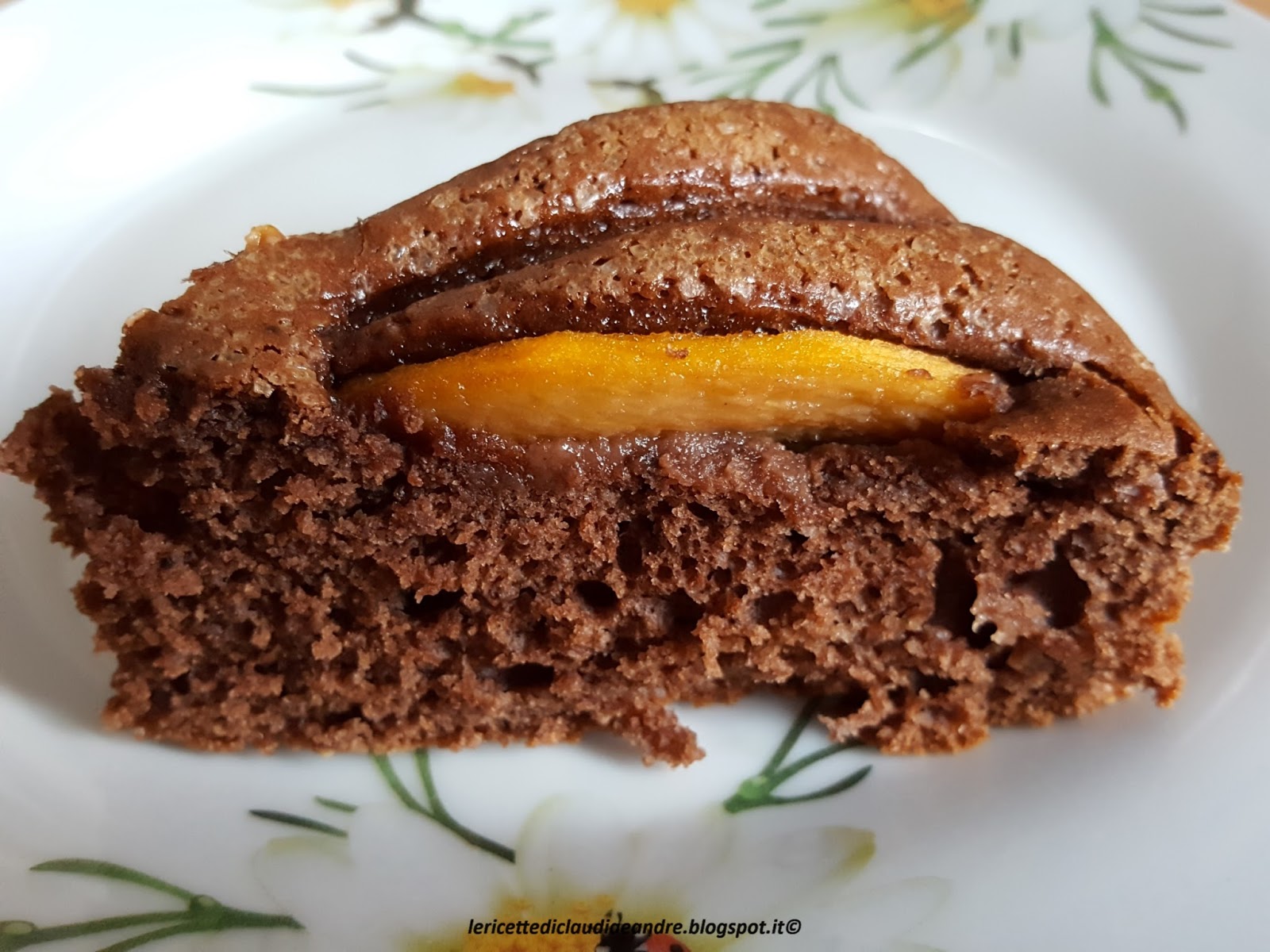 Torta veloce al cacao e olio, con cachi mela