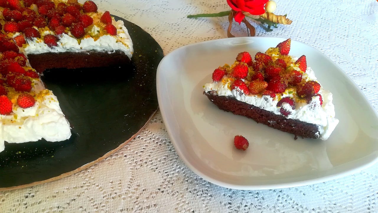 Torta veloce al cioccolato, panna e fragoline