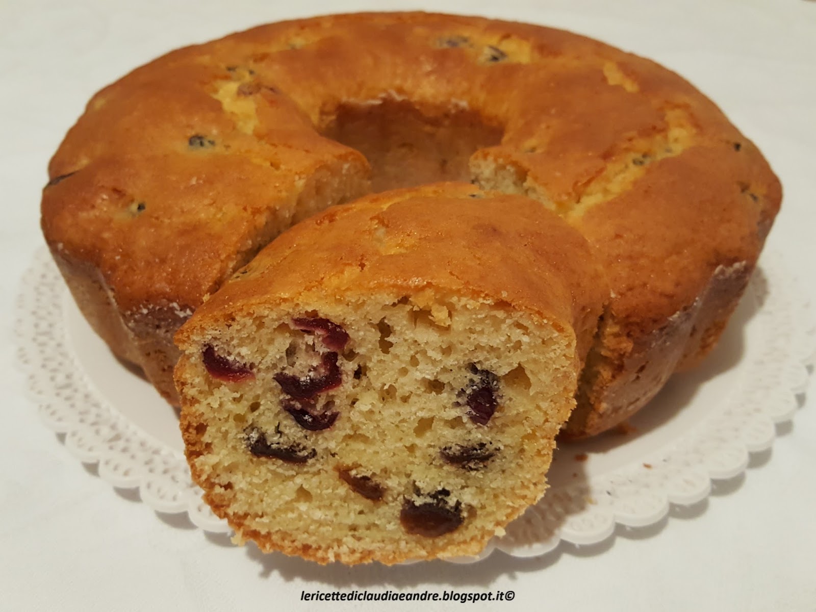 Torta veloce all’olio, con yogurt, uvetta e mirtilli rossi