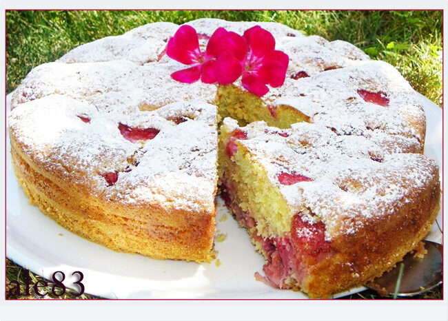 Torta veloce con fragole e more