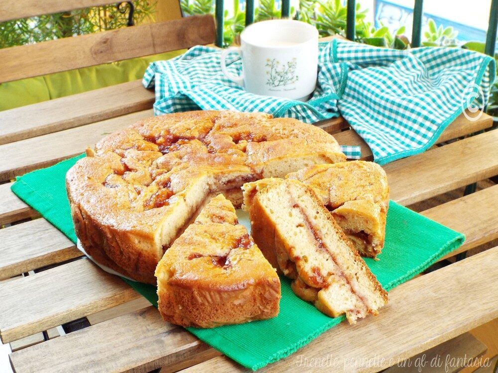 Torta versata con purea di mele e marmellata
