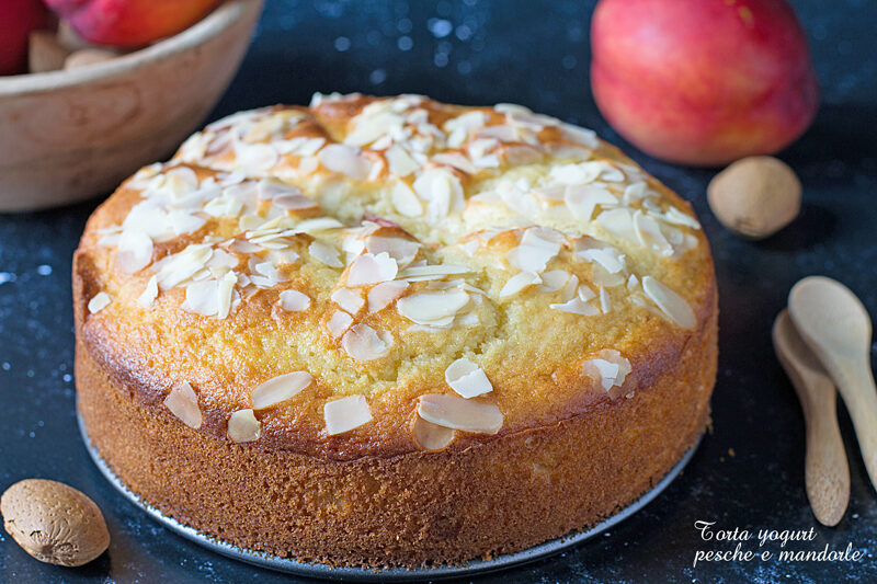 Torta yogurt mandorle e pesche
