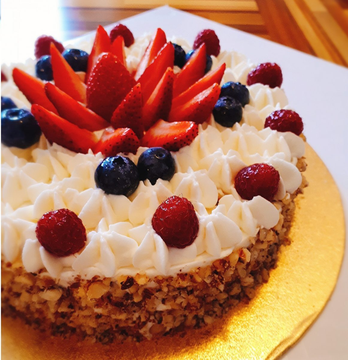 Torte decorate con crema e frutta