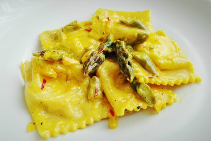 Tortelli alla ricotta di bufala con crema allo zafferano e asparagi