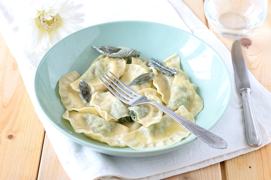 Tortelli di bietole e ricotta con burro e salvia
