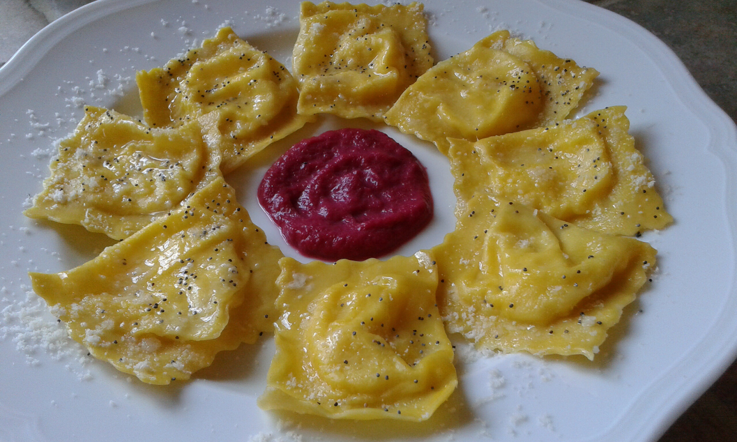 Tortelli di cacio e pere con riduzione alla barbabietola