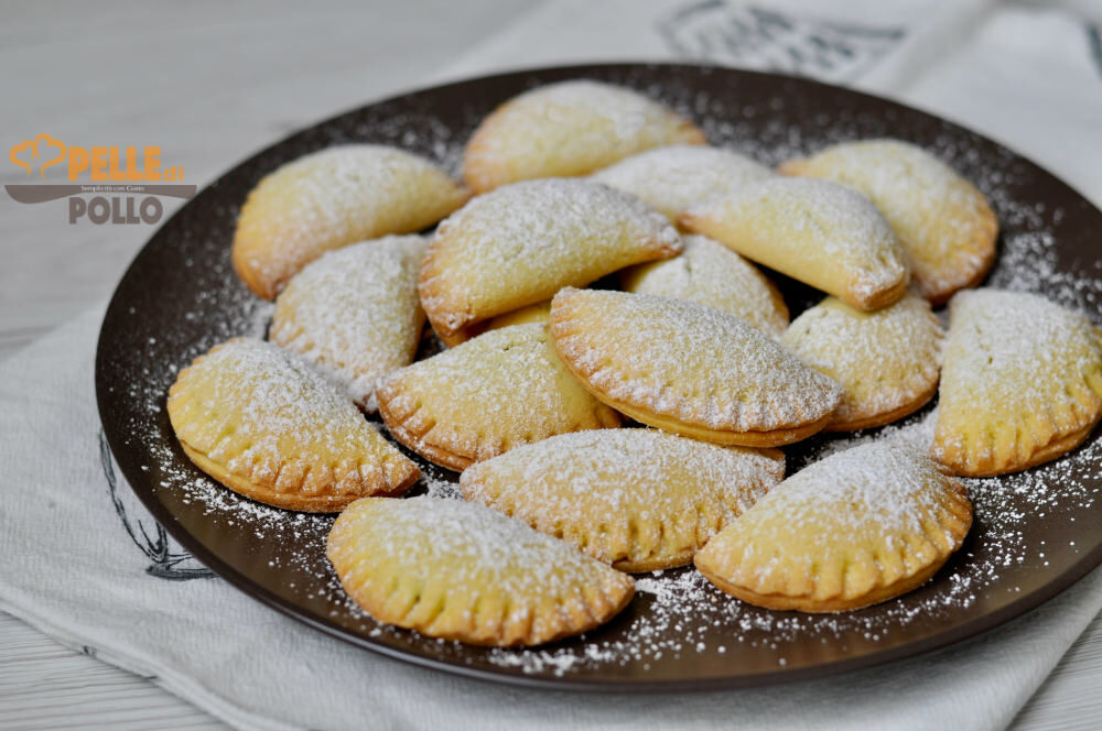 Tortelli dolci al forno ripieni di crema al cioccolato