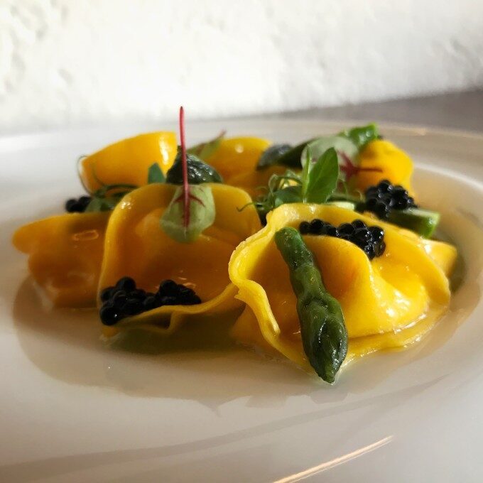 Tortelli ripieni di zabaione di formaggio asìno, caviale di tartufo nero e asparagi verdi